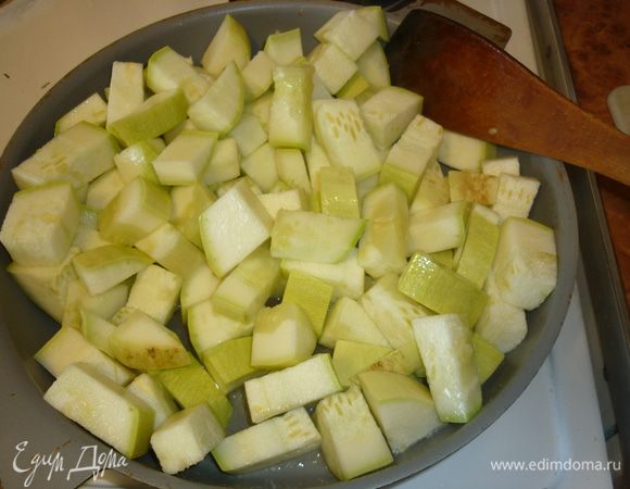 кабачок вымыть. если он молодой, то можно не чистить, а если вам достался зрелый товарищ, то придется одежку ему снять, и внутренности тоже выпотрошить. нарежьте кубиками или брусочками. ориентируйтесь по своему вкусу и настроению. на сковороду наливаем масло. я патриот, пользуюсь только подсолнечным. без запаха. кабачок обжарить, помешивая, до почти готовности на сильном огне. он будет мстить масляными брызгами, но вы не сдавайтесь. оно того стоит