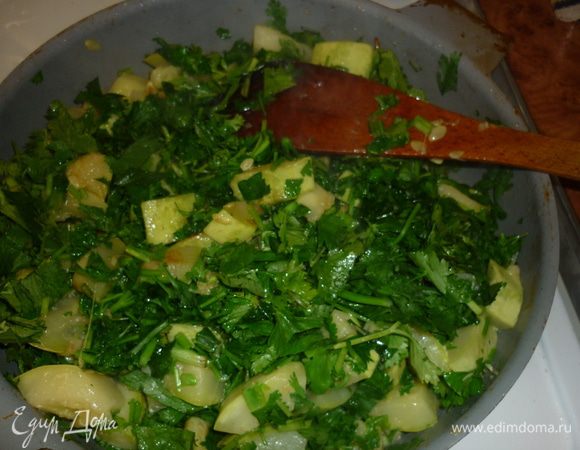 пока кабачок шкворчит в сковороде, зелень перебрать, вымыть, просушить, нарезать. я не люблю в этом блюде мелкое крошево, режу кусочками по 1 см примерно. как только на кусочках кабачка появились признаки обжаоивания, бросаю в сковороду зелень, перемешиваю, даю зелени "схватиться" с кабачком