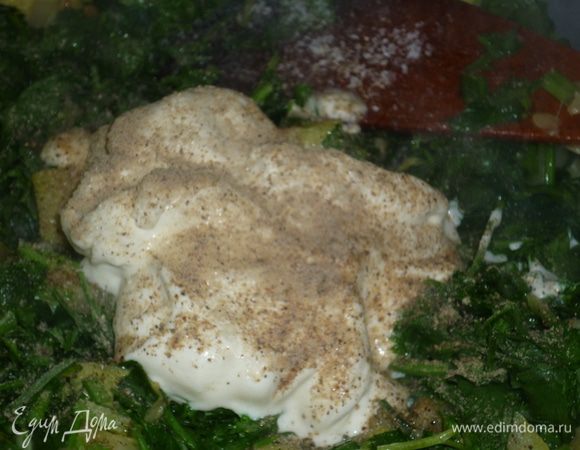 а теперь очередь русского национального продута, вкус которого не знаком многим другим народам. на очереди СМЕТАНА. выкладываем (или выливаем - все зависит от производителя) ее к кабачкам с зеленью. щедро посыпаем перцем (я предпочитаю белый), солим, перемешиваем, даем закипеть. берем красивую яркую тарелку, накладываем щедро, хлебушка кусочек тут к месту в самый раз и ....ммммммммммммммм... уж на что я люблю мясо, а тут не устою. приятных вкусовых ощущений!