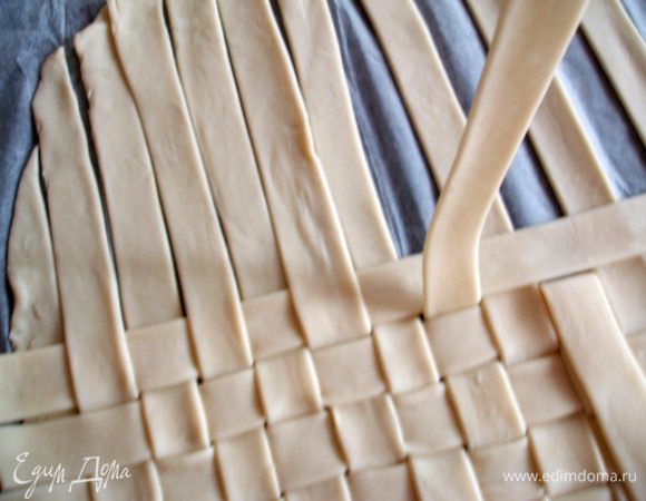 Приподнимая по очереди все откинутые назад полосы, вернуть их в первоначальное положение, таким образом, накрыв ими лежащую перпендикулярно полосу.