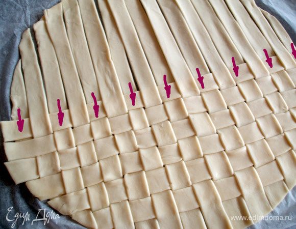 Теперь приподнять и откинуть назад нечетные полосы (отмечены  для наглядности стрелочками). Снова положить поперек их полоску от второго пласта теста. Вернуть откинутые полосы в первоначальное полоение. И так далее....пока не закончатся все полосы.
