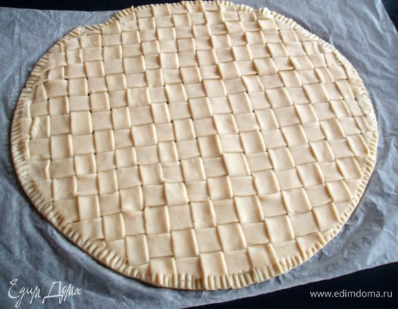 В конце у вас должен получиться вот такой результат. Прижать края теста вилкой. Положить наш круг теста в холодильник, а тем временем заняться начинкой.