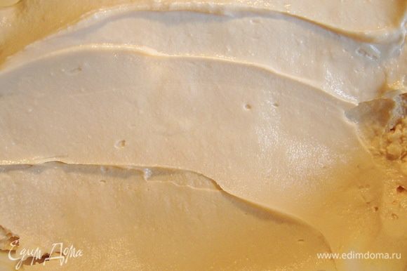 В первую очередь готовим главный ингредиент для творожного слоя – творожный сыр из ряженки. Этот способ приготовления творожной массы хорошо описан в рецепте Виктории (Ла Ванда) http://www.edimdoma.ru/retsepty/42531-domashniy-tvorog Пакет ряженки кладём в морозилку часов на 10-12 до полного замораживания. Выстилаем дуршлаг марлей и ставим в эту конструкцию замороженную глыбу ряженки. И всё это оставляем в теплом месте до полного выхода сыворотки. Это займёт 8-12ч. в зависимости от окружающей температуры. Теперь готовую творожную массу можно переложить в подходящую ёмкость. В зависимости от производителя ряженки, на выходе получается 260-300гр – готового продукта. Его весь будем использовать в рецепте. Творожный сыр из ряженки можно заменить на 260-300г другого кремообразного сыра ти «маскарпоне», «Филадельфия» и т.д. Но… это уже будет другая «песня»:))
