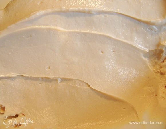 В первую очередь готовим главный  ингредиент для творожного слоя – творожный сыр из ряженки. Этот способ приготовления творожной массы хорошо описан в рецепте Виктории (Ла Ванда) http://www.edimdoma.ru/retsepty/42531-domashniy-tvorog
Пакет ряженки кладём в морозилку часов на 10-12 до полного замораживания. 
Выстилаем дуршлаг марлей и ставим в эту конструкцию замороженную глыбу ряженки. И всё это оставляем в теплом месте до полного выхода сыворотки. Это займёт 8-12ч. в зависимости от окружающей температуры. Теперь готовую творожную массу можно переложить в подходящую ёмкость. В зависимости от производителя ряженки, на выходе получается 260-300гр – готового продукта. Его весь будем использовать в рецепте. 
Творожный сыр из ряженки можно  заменить на 260-300г другого кремообразного сыра ти «маскарпоне», «Филадельфия» и т.д. Но… это уже будет другая «песня»:))