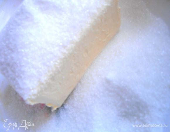 Маргарин нужно порубить с сахаром (я брала 100 г) и ванилью.