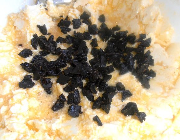 Перемешать с массой.