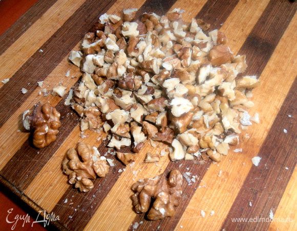 Грецкие орехи тоже порубить примерно на такие же кусочки.