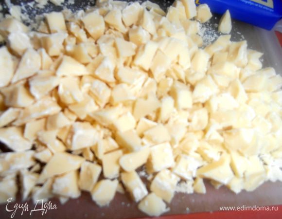 Белый шоколад,если в кухне жарко,подержим 1-2 часа в морозилке,затем порубим.Тогда он не так быстро растает и сохранит свою форму даже после выпечки.