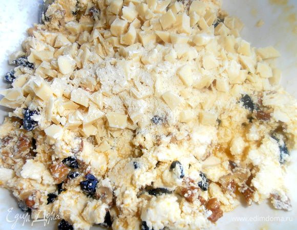 Перемешиваем нежные шоколадные кусочки с остальным составом.