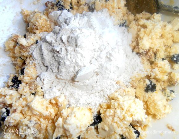 Муки подсыпаем по одному стакану и смотрим,есть ли необходимость ещё добавить.