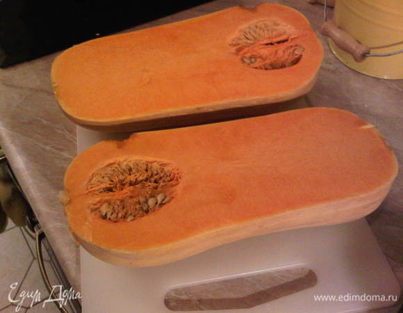 Духовку предварительно разогреть до 180 градусов.

Помытую тыкву разрезаем в длину пополам. 

(Я люблю грушевидную тыкву. Некоторые называют ее бутылочной, что спорно, а в Штатах ее называют Butternut Squash, что вообще относит ее к разряду кабачков. Не суть, мне она нравится за сладость. Но можно взять любой другой вид, который вам больше нравится.)