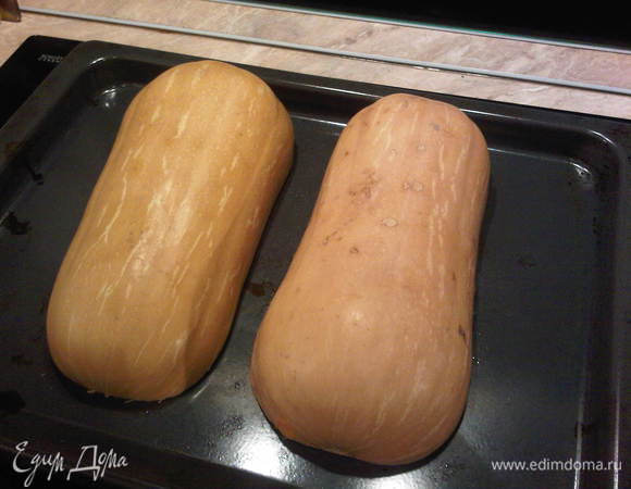 Укладываем на противень срезом вниз. Противень должен быть достаточно глубоким, чтобы соки и подливаемая вода не "убежали".