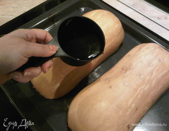 На противень равномерно наливаем стакан воды.