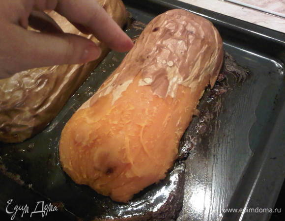 Далее, можете перевернуть и ложкой отделить мякоть от кожуры. Я в нетерпении начала еще с горячей снимать кожицу вот таким нетрадиционным способом. :)