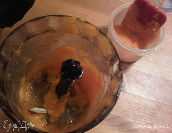 Размельчаем порционно до состояния пюре. Если в массе недостаточно собственного сока и трудно идет процесс, можно добавить немного кипяченой теплой воды. Но не перестарайтесь, чтобы пюре не получилось слишком жидким.