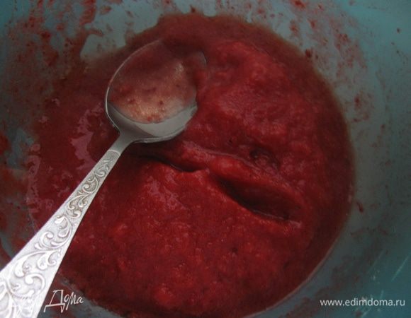 Ягоды смешиваем со 150 г сахарной пудры. С помощью блендера делаем пюре. Если используете малину,то следует пюре протереть через сито. Если есть свежие ягоды то часть можно уложить для украшения,но у меня были мороженые. Сахар можно уменьшить, мне показалось слишком приторная клубника,но моим сладкоежкам нормально, это на любителя.