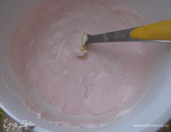 Творог протираем через сито,чтобы он стал более нежным и приобрел однородную консистенцию.Автор советует брать 18% творог, но у меня был только детский, поэтому я йогурт заменила 35% сливками и взбила их,чтобы поплотнее был творог,так жидковат. Затем смешиваем творог с йогуртом и оставшейся сахарной пудрой. Добавляем 1/4 получившегося клубничного пюре и взбиваем миксером.
