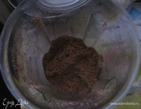 Шоколадное печенье раскрошить или измельчаем в блендере.