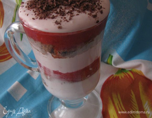 Далее в высокие бокалы выкладываем попеременно творожную массу,раскрошенное печенье и малиновое пюре. Ставим в холодильник на 30 мин. Украсить можно шоколадной стружкой или листочками мяты и ягодками. Тут уж кому как фантазия подскажет. Приятного аппетита!!!