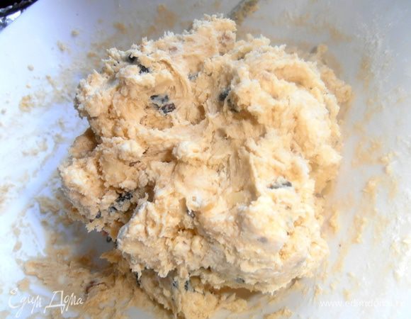 Такое липкое крутое тесто у нас получилось! До этих пор я месила его ложкой,чтобы не нагреть руками.