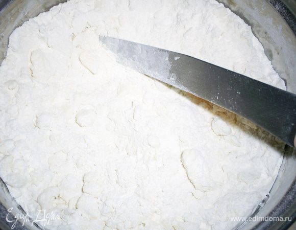 Просеянную муку порубить ножом вместе с маслом.