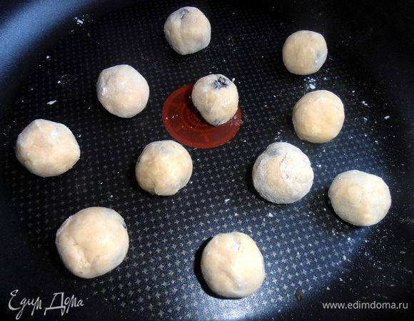 Окунаем пальцы в муку,отщипываем кусочек теста и начинаем катать быстро шарики величиной с грецкий орех.