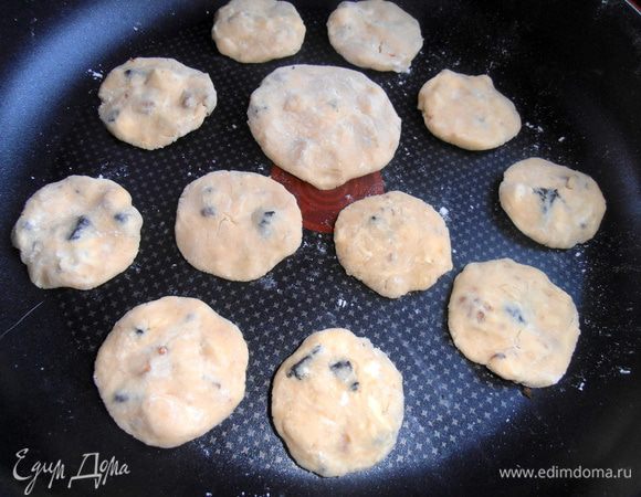 Затем сплющиваем шарики теста в лепёшечки.