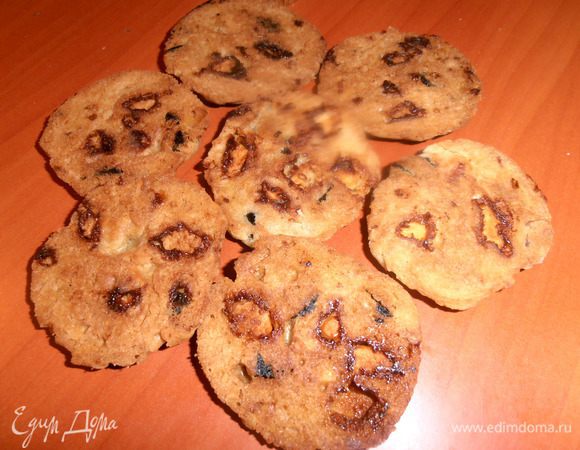 Хочу показать вам, как ведет себя белый шоколад в выпечке: сначала он в духовке, конечно, плавится, а потом застывает вот такими соблазнительными кусочками и становится "изюминкой" печенья!