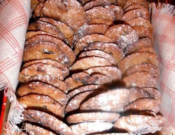 Припудрим его сахарной пудрой и ставим в центре стола!