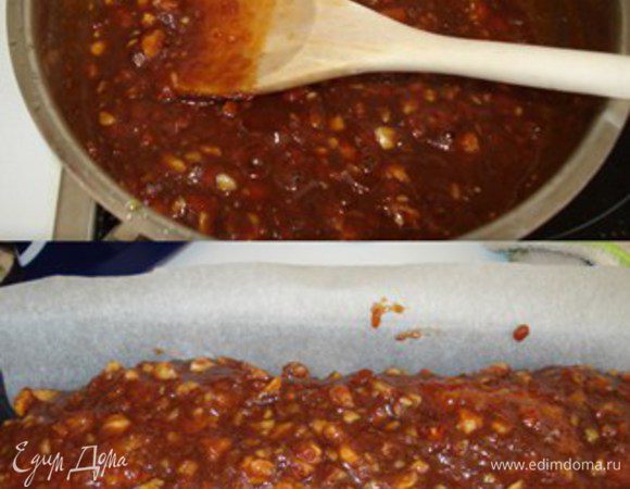 Снять с огня,всыпать орехи,влить сливки и вновь поставить на огонь,пока масса не загустеет.
Горячий кекс смазать амаретто и залить карамелью. Дать полностью остыть.