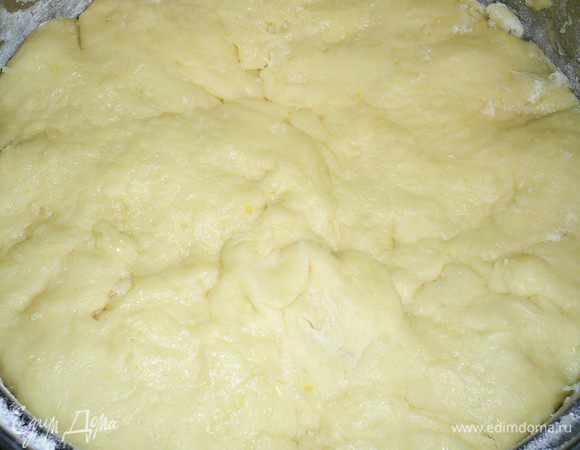 В мучную смесь вливаем яйца и молоко с дрожжами и замешиваем мягкое тесто. Если муки окажется мало, можно немного добавить. Оставляем тесто в теплом месте, чтоб оно подошло. У меня стояло на батарее примерно полчаса.