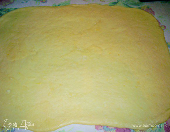 Когда тесто подойдет, раскатываем его в прямоугольный пласт размером примерно 30*40 см. Делать это лучше на силиконовом коврике или на бумаге для выпечки, так будет легче потом свернуть рулет.