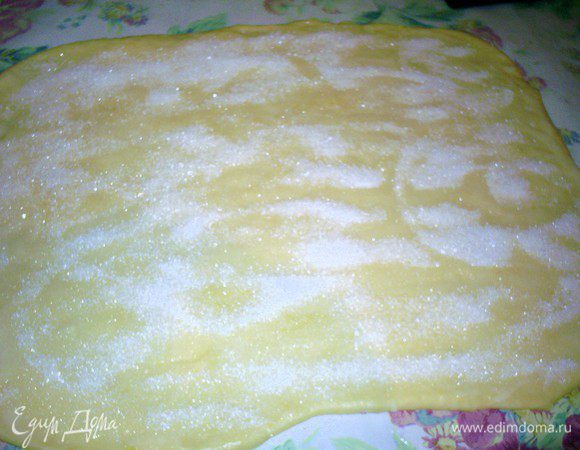 Смазываем тесто топленым маслом и посыпаем сахаром.