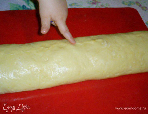 С помощью бумаги или коврика сворачиваем пласт в рулет, стараемся свернуть его как можно плотнее.