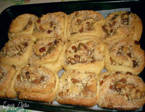 Выпекаем пирожки в разогретой до 200 градусов духовке 15-20 минут. Они должны зарумянится. Готовые пирожки посыпаем сахарной пудрой.