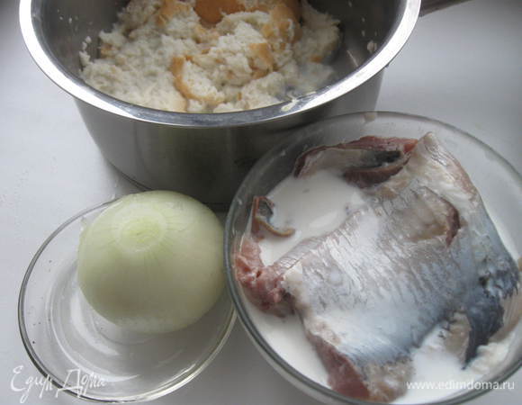 Разделать селедку на филе и замочить на ночь в молоке. Поставить в холодильник. Если вы готовите с сардинами, а это предпочтительней, то этот шаг отпадает.