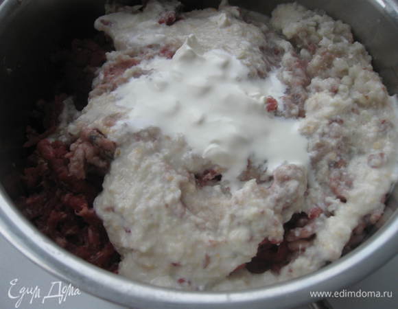 Из говядины, свинины, сардин (сок из банки слить) или вымоченной  селедки, лука и замоченного в молоке хлеба делаем фарш. Хорошо все перемешиваем.