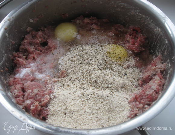 К фаршу добавляем яйца, сметану, панировочные сухари, соль, перец черный молотый.