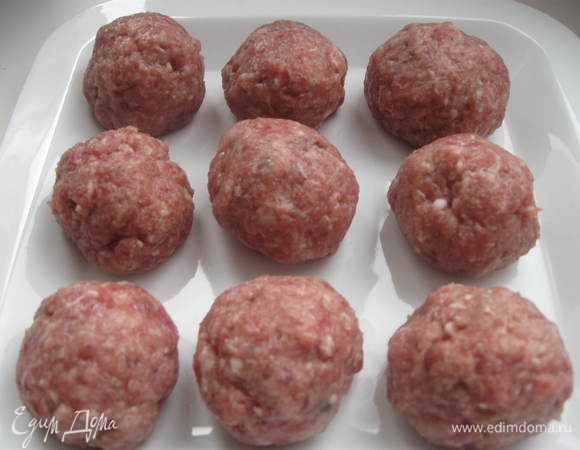 Формируем небольшие клопсы (по размеру это что-то среднее между привычными для нас фрикадельками и тефтелями). У меня получилось из этого фарша 37 клопсов.