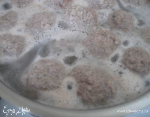 Запускаем их в кипящую подсоленную воду на 8 минут. Воды должно быть достаточно, бульон от клопсов понадобится, чтобы делать соус. 