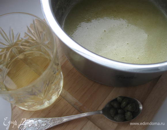 Приступаем к соусу. Масло разогреть в сотейнике, присыпать мукой, вымесить венчиком.