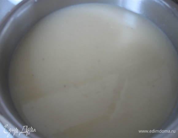 К маслу, перемешанному с мукой,  добавляем  1 л бульона от клопсов, вино, каперсы, перец молотый, соль, сахар. 
Ставим на малый огонь, помешиваем, через 5 минут добавляем сок от половины лимона, еще ему даем потомиться 5 минут. Соус должен постоять 10 минут без огня.

