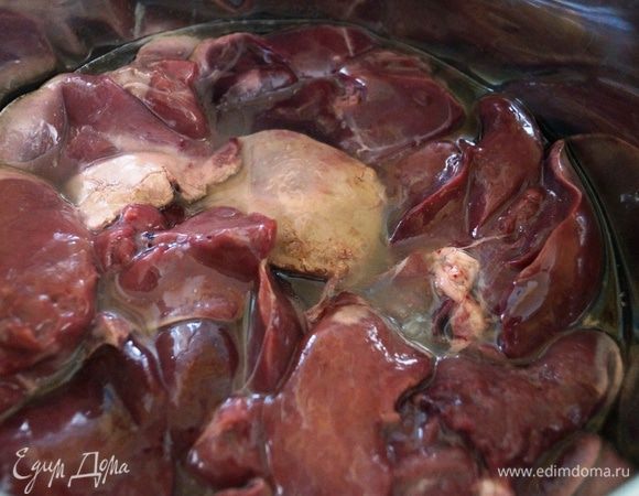 Печень обжарить со всех сторон до нежной корочки
