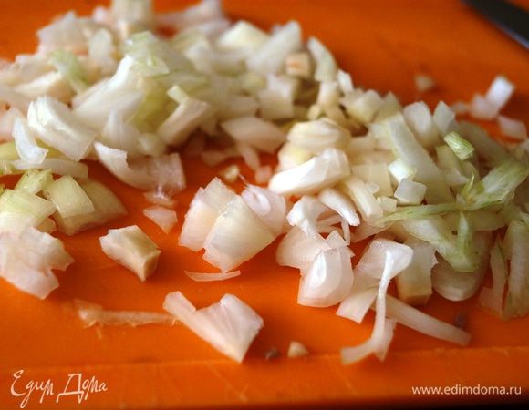 Лук мелко порезать
