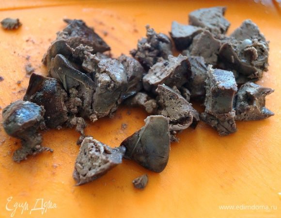 Печень порезать на небольшие кусочки