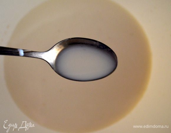 Дрожжи смешиваем с теплым ,но не горячим молоком, добавляем сахар и оставляем на 10 минут. Дрожжи должны "ожить", начать пениться и шипеть...это значит они будут работать! Если этого не случилось - дрожжи плохие!