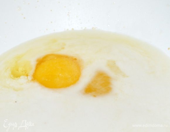 добавляем яйцо, соль...