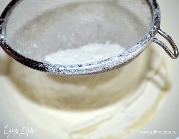постепенно просеиваем муку, мне хватило РОВНО 3 стаканов ...