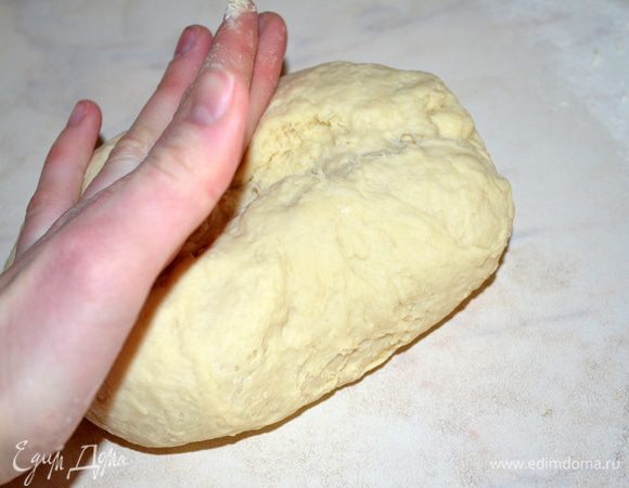 выкладываем на стол, присыпанный мукой и месим...