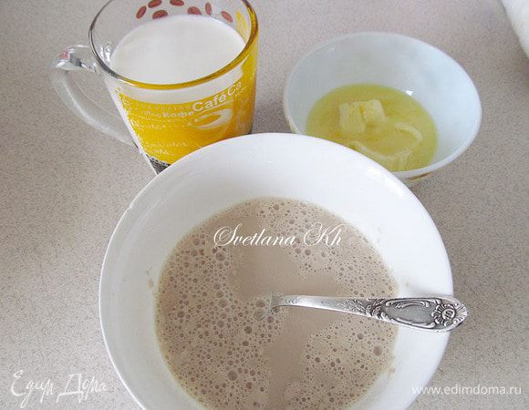 Дрожжевое тесто можно приготовить по своему любимому и проверенному рецепту.  Мой вариант примерно таков....
Дрожжи растворить в небольшом количестве теплого молока, добавить ч.л. сахара. Дать подняться шапочкой.